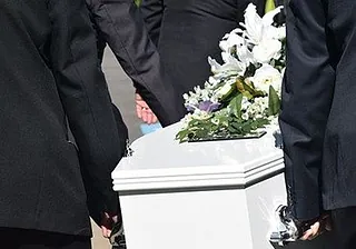 Ein Bild von einem Sarg, der in einer Zeremonie getragen wird