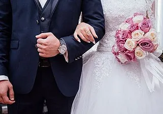 Hochzeitspaar hält zusammen